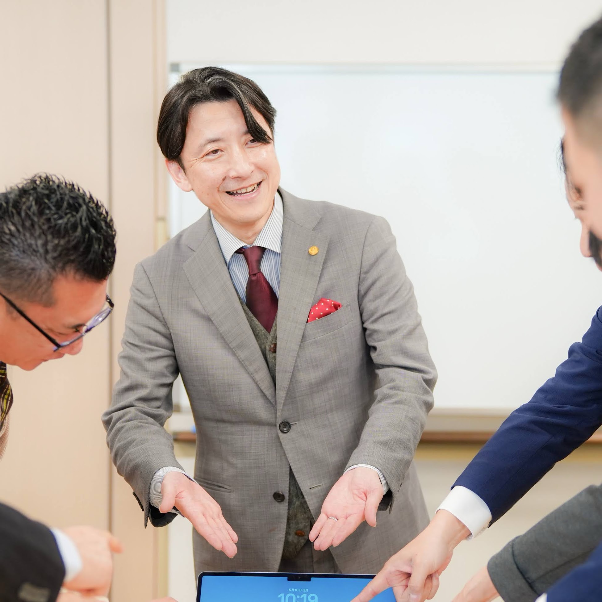 秋山康二郎が研修で参加者と対話する様子